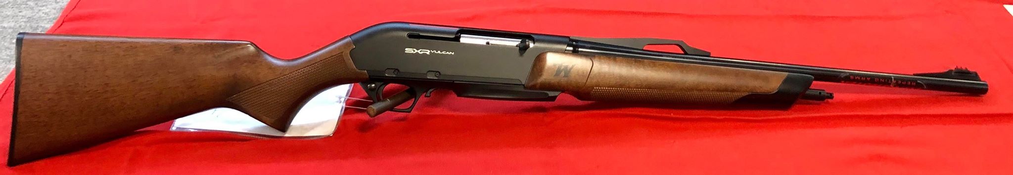 Winchester SXR Vulcan semi-automatique en calibre 300 Win ou 30.06 .
Arme en bois, 3 coups, chargeur fixe.