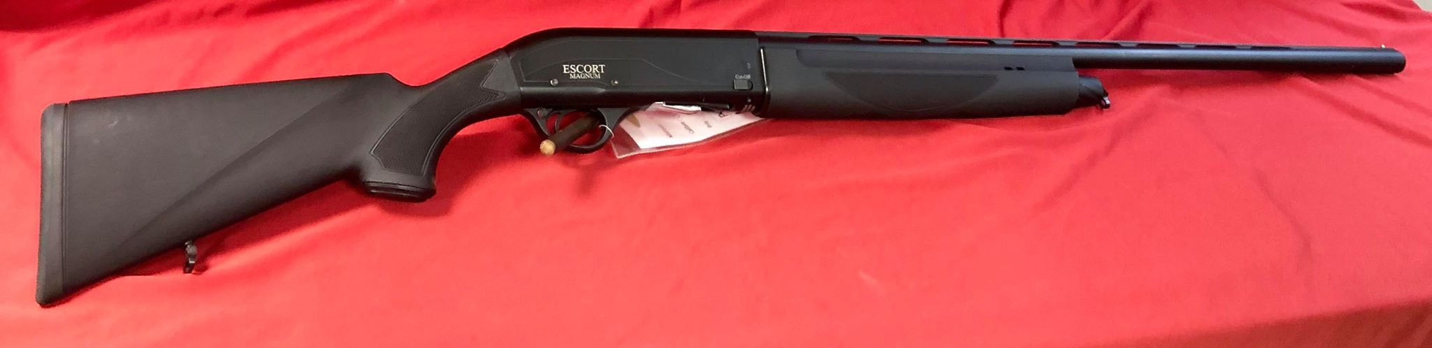 Fusil semi-automatique Escort Magnum en calibre 12/76 gaucher.
Disponible également en droitier.
Chokes interchangeables 
Longueur de canon 76cm
Longueur de crosse 37cm