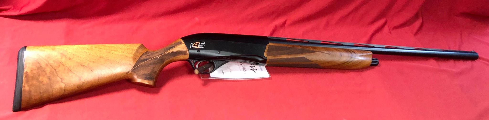 Fusil semi-automatique Fabarm L4S en gaucher en calibre 12/76, disponible en droitier , chokes interchangeables , 
Longueur du canon: 71 cm 
Longueur de la crosse : 37 cm