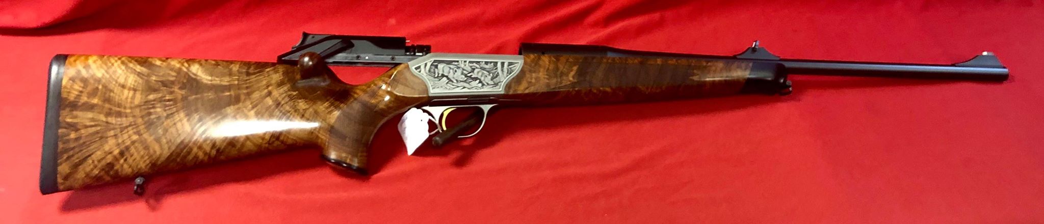 Majestueuse Blaser R8 édition limité , Grade  7, édition 61/100,avec calotte gravé .
Disponible en 300win ou en 9.3x62