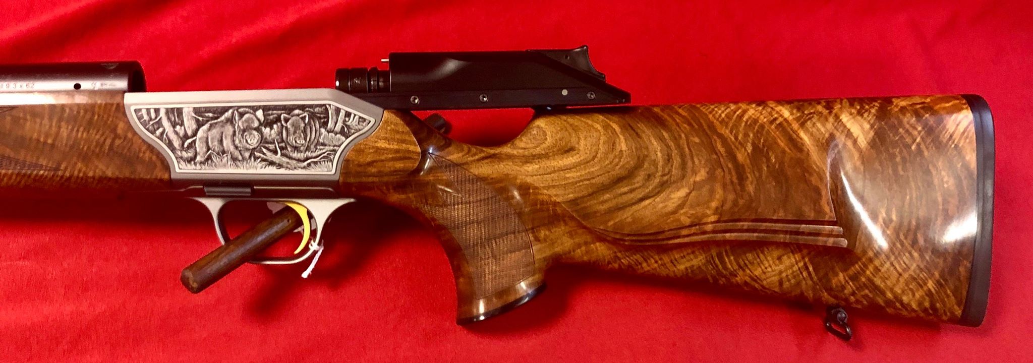 Majestueuse Blaser R8 édition limité , Grade  7, édition 61/100,avec calotte gravé .
Disponible en 300win ou en 9.3x62