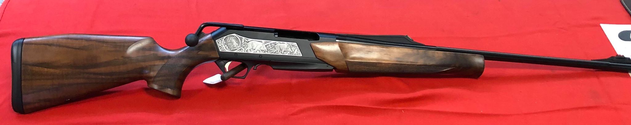 Browning Maral Big Game en calibre 300 win , canon fluté et fileté  , plaquettes gravées.