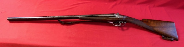 Fusil Francisque Darne en calibre 16/67 , doubles détentes , crosse anglaise, état des bois moyen, état du bronzage moyen .
Longueur des canons : 68cm
Longueur de crosse : 37cm